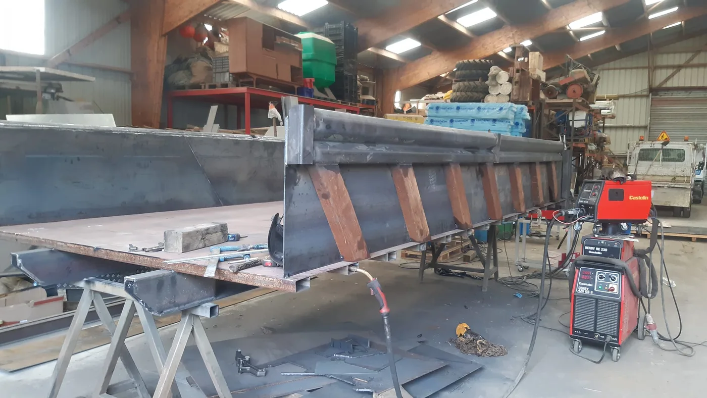 Benne amovible en construction dans l'atelier de chaudronnerie