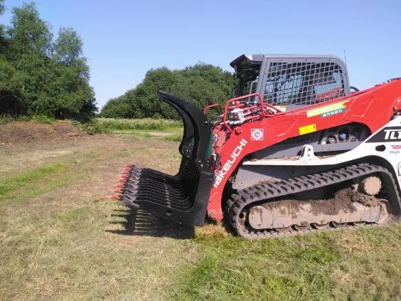 Godet forestier RootGrip HD avec grappin hydraulique, FarmForst Industrie